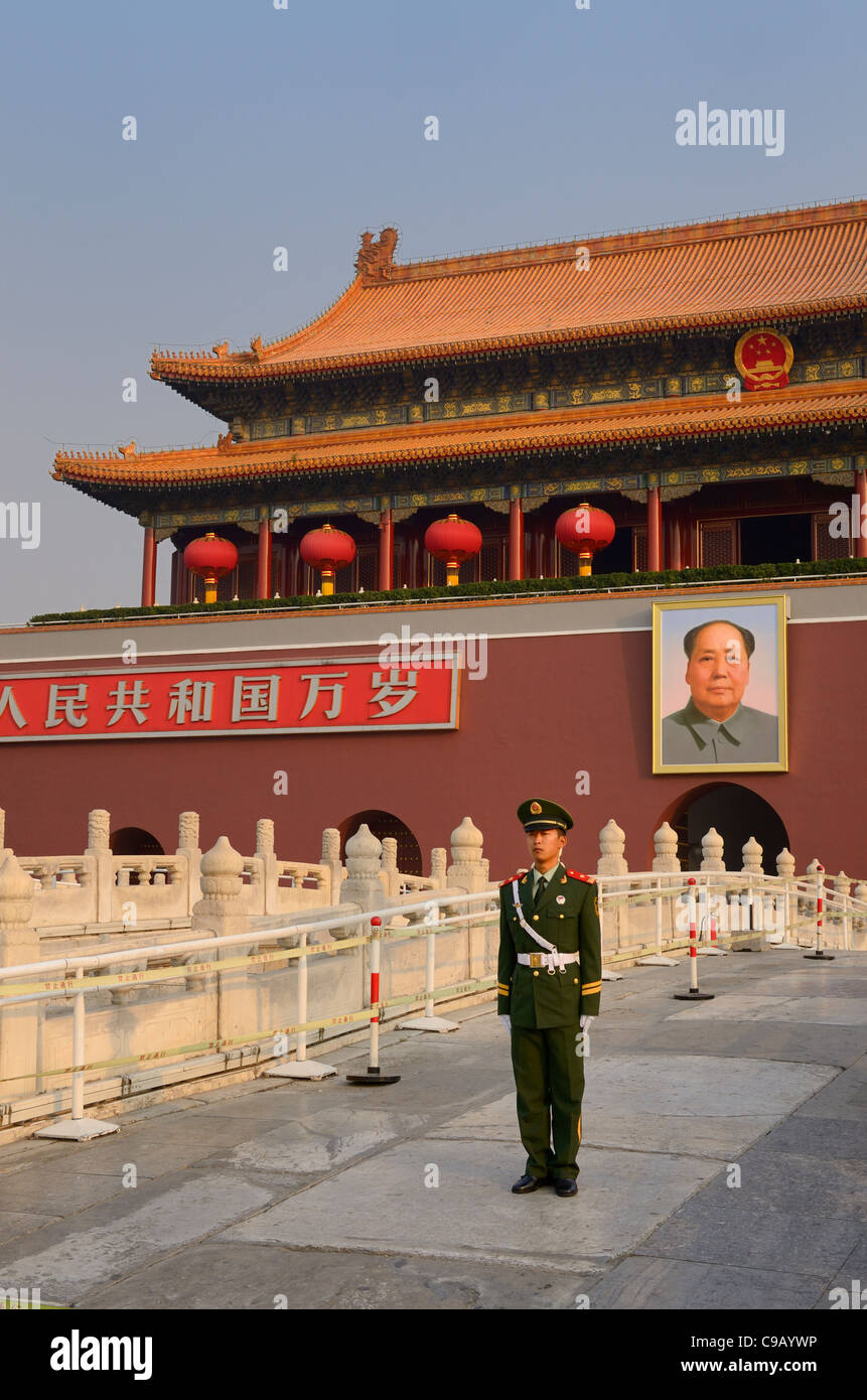 I popoli di polizia armata guard con il ritratto di Mao Zedong in piazza tiananmen porta della pace celeste Pechino repubblica popolare cinese Foto Stock