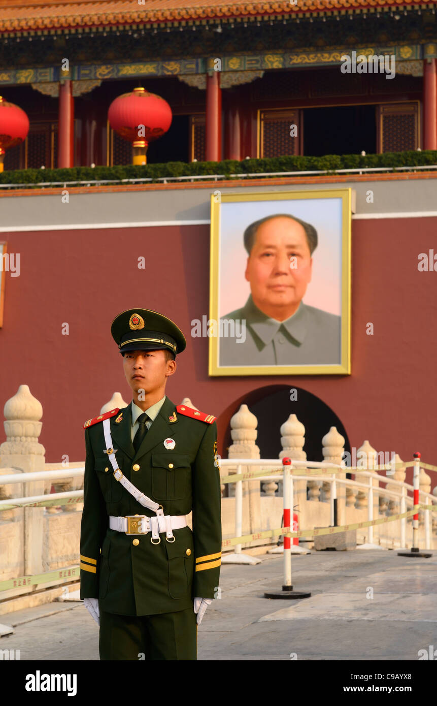 I popoli di polizia armata guard con il ritratto di Mao Zedong in piazza Tiananmen Porta della Pace Celeste Pechino Repubblica Popolare Cinese Foto Stock