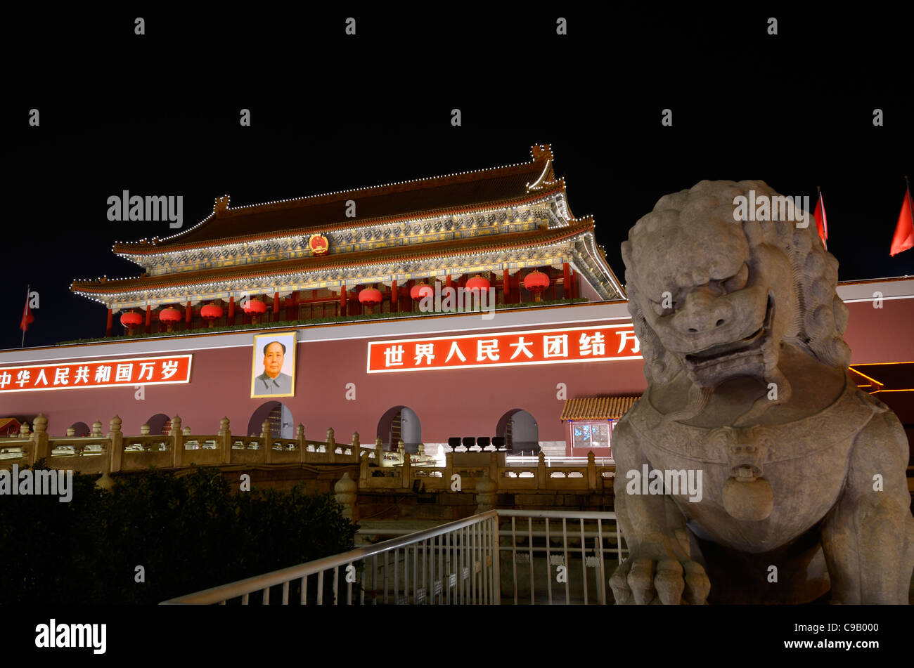 Leone di pietra di notte Piazza Tiananmen Porta della Pace Celeste ingresso alla città imperiale di Pechino Repubblica Popolare Cinese Foto Stock