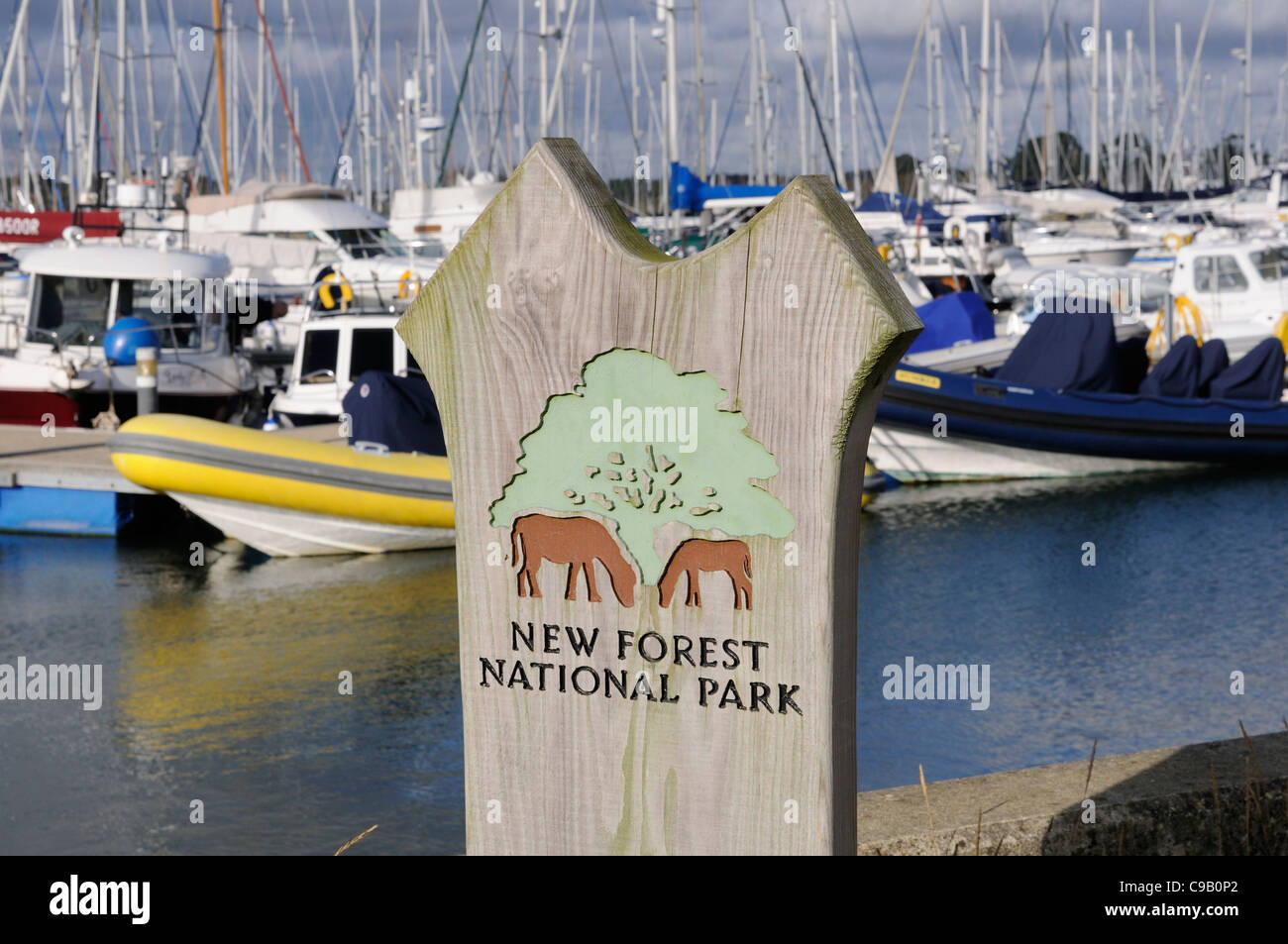 Nuovo Parco Nazionale Foreste cartello a Lymington Hampshire England Regno Unito sul fiume a Lymington Foto Stock