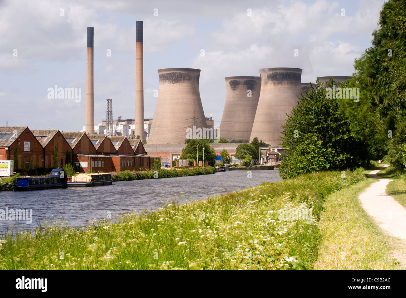 Torri di raffreddamento e camini di Ferrybridge 'C' Power Station, Alzaia & chiatte ormeggiate dai Aire e Navigazione di Calder Canal - West Yorkshire, Inghilterra, Regno Unito. Foto Stock