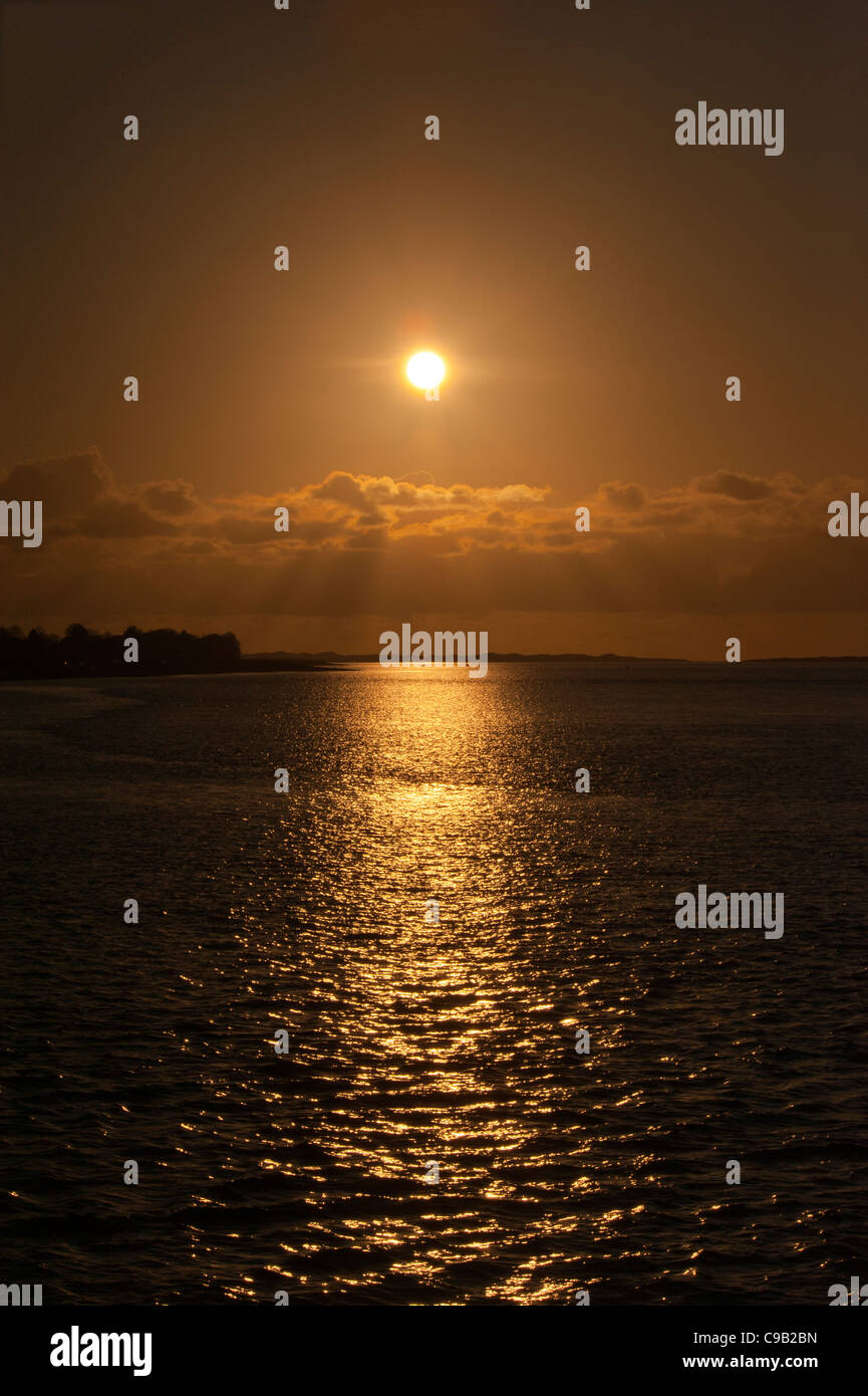 Tramonto sullo stretto da Victoria Docks Caernarfon Gwynedd North Wales UK Foto Stock