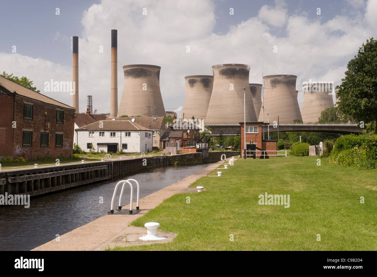 Torri di raffreddamento e camini di Ferrybridge 'C' la stazione di potenza, la generazione di elettricità da parte dell'Aire e Navigazione di Calder Canal - West Yorkshire, Inghilterra, Regno Unito. Foto Stock