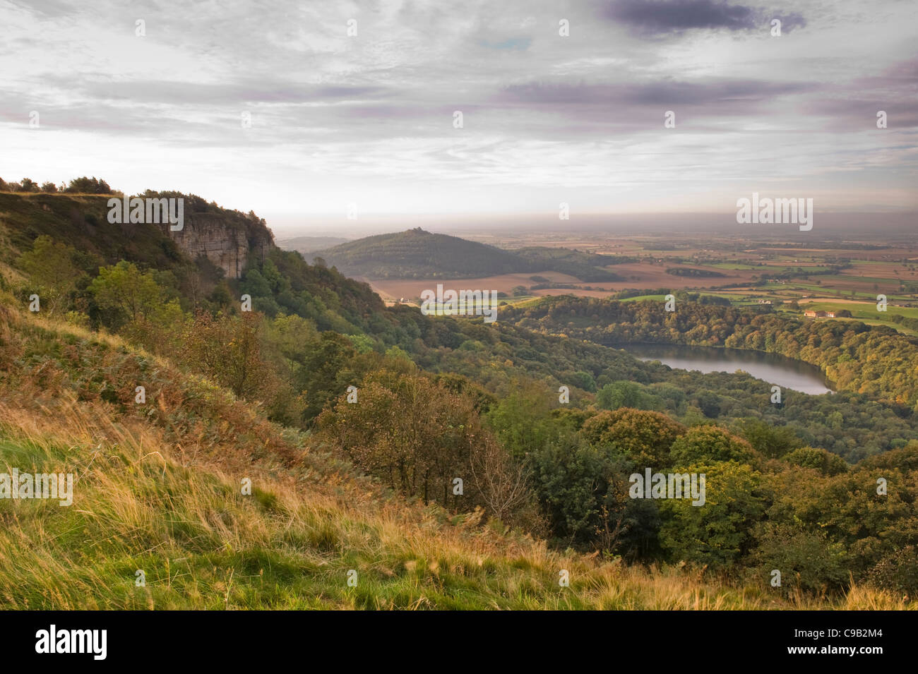 Bellissima Scenic lunga distanza vista sul lago Gormire, cappa Hill, Whitestone Cliff & campagna sunrise - Sutton Bank, North Yorkshire, Inghilterra, Regno Unito. Foto Stock