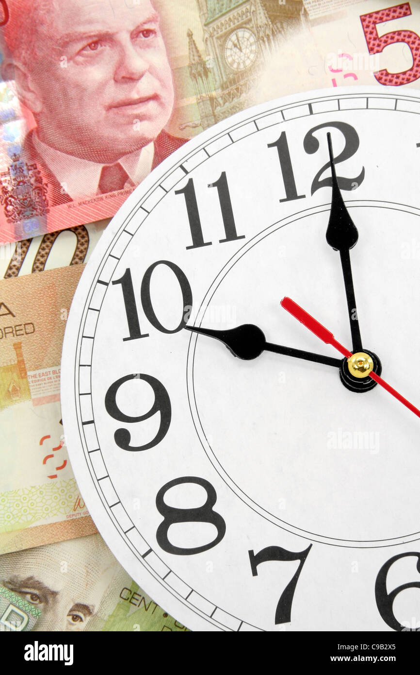 Orologio da parete e dollari canadesi, il concetto di tempo è denaro Foto Stock