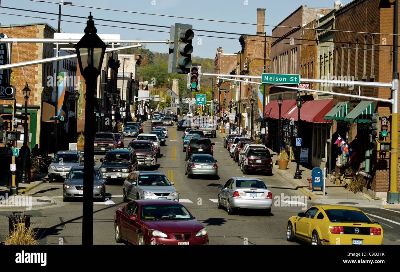 Centro occupato street in Stillwater, Minnesota, una città conosciuta per le sue librerie, gallerie d arte e negozi di antiquariato. Foto Stock