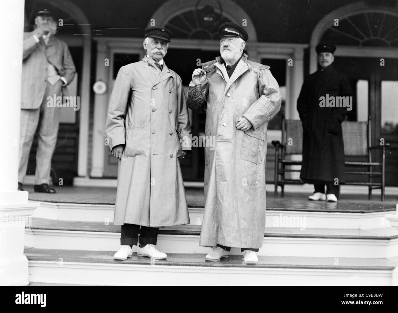 Colgate Hoyt, uomo d'affari americano, a sinistra ed E.C. Benedetto Elias Cornelio Benedetto prominente di New York City e banchiere yachtsman Foto Stock