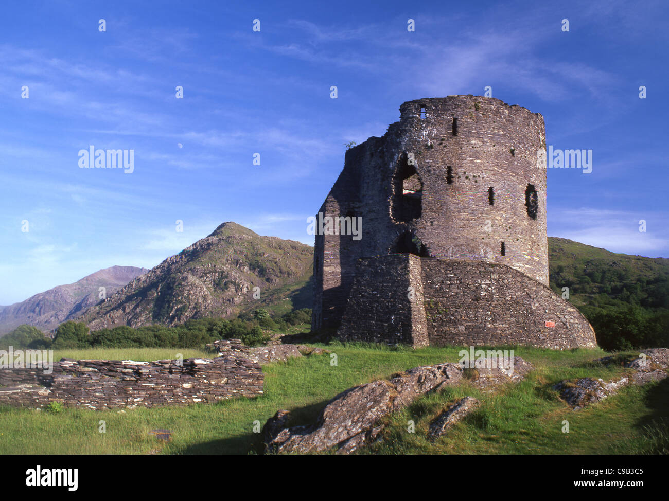 Il castello di Dolbadarn vicino a Llanberis Llanberis Pass e culle Goch in background il Parco Nazionale Snowdonia Gwynedd North Wales UK Foto Stock