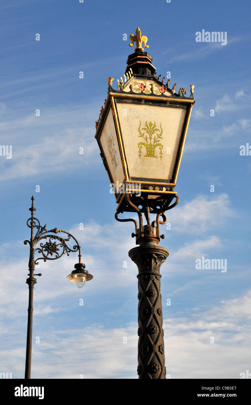 Due diversi tipi di vecchi ornati strada vittoriana lampade e lampioni. Foto Stock