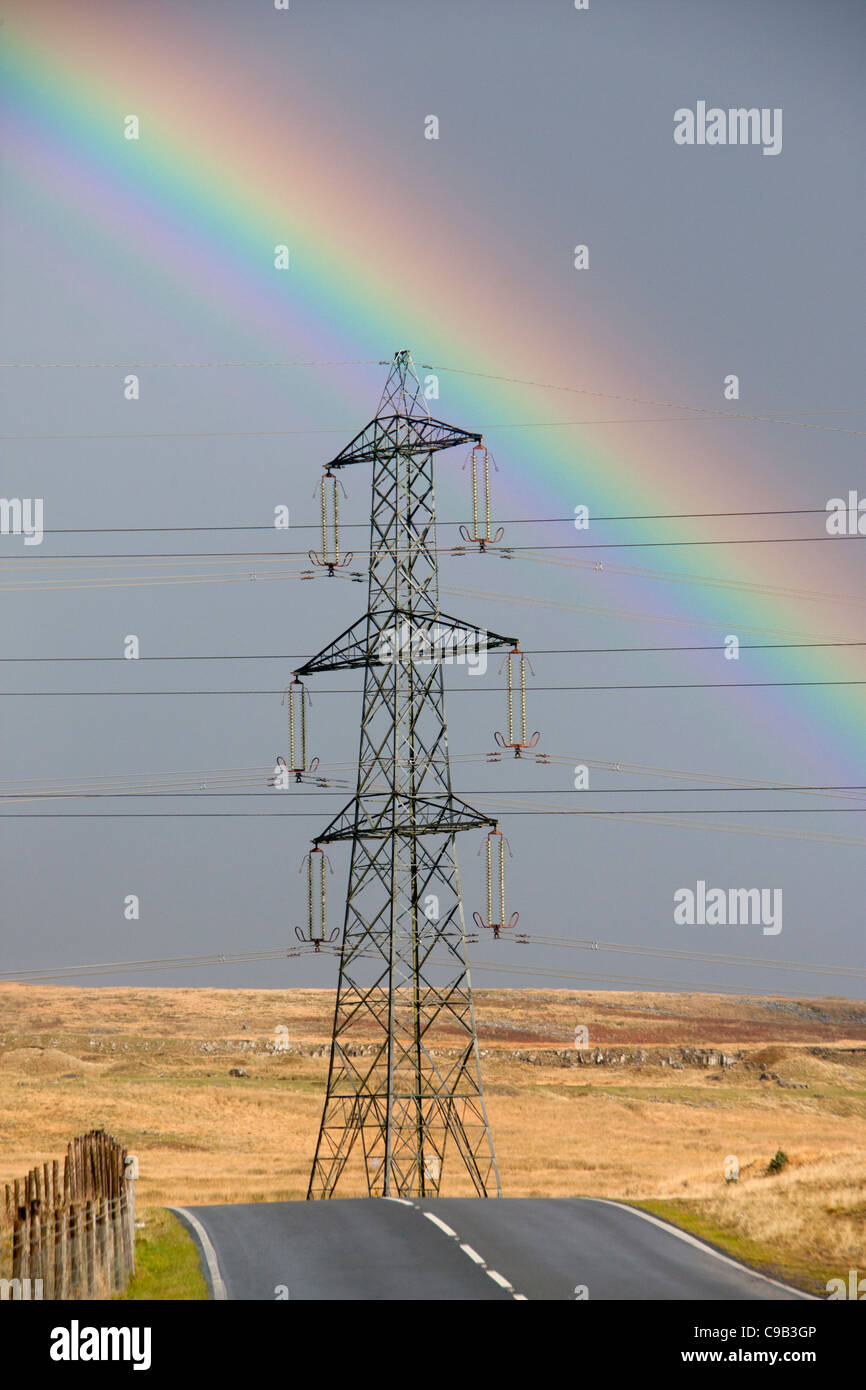 Pilone portante elettricità su Mynydd Llangattock Brecon Beacons con rainbow dietro vicino a Ebbw Vale South Wales UK Foto Stock