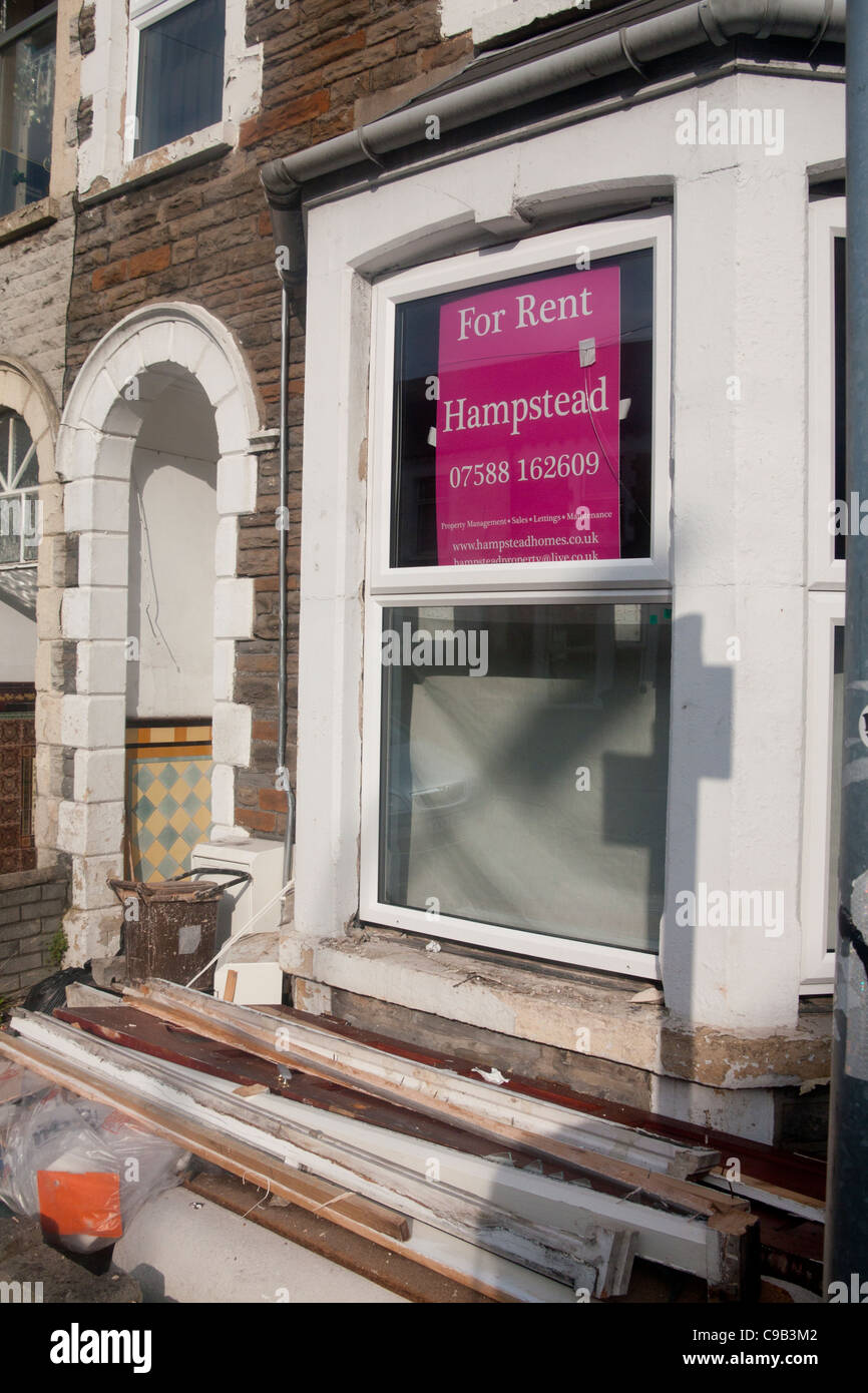 Metà casa a schiera in affitto nel processo di essere sviluppato con materiali di costruzione al di fuori Roath Cardiff Wales UK Foto Stock