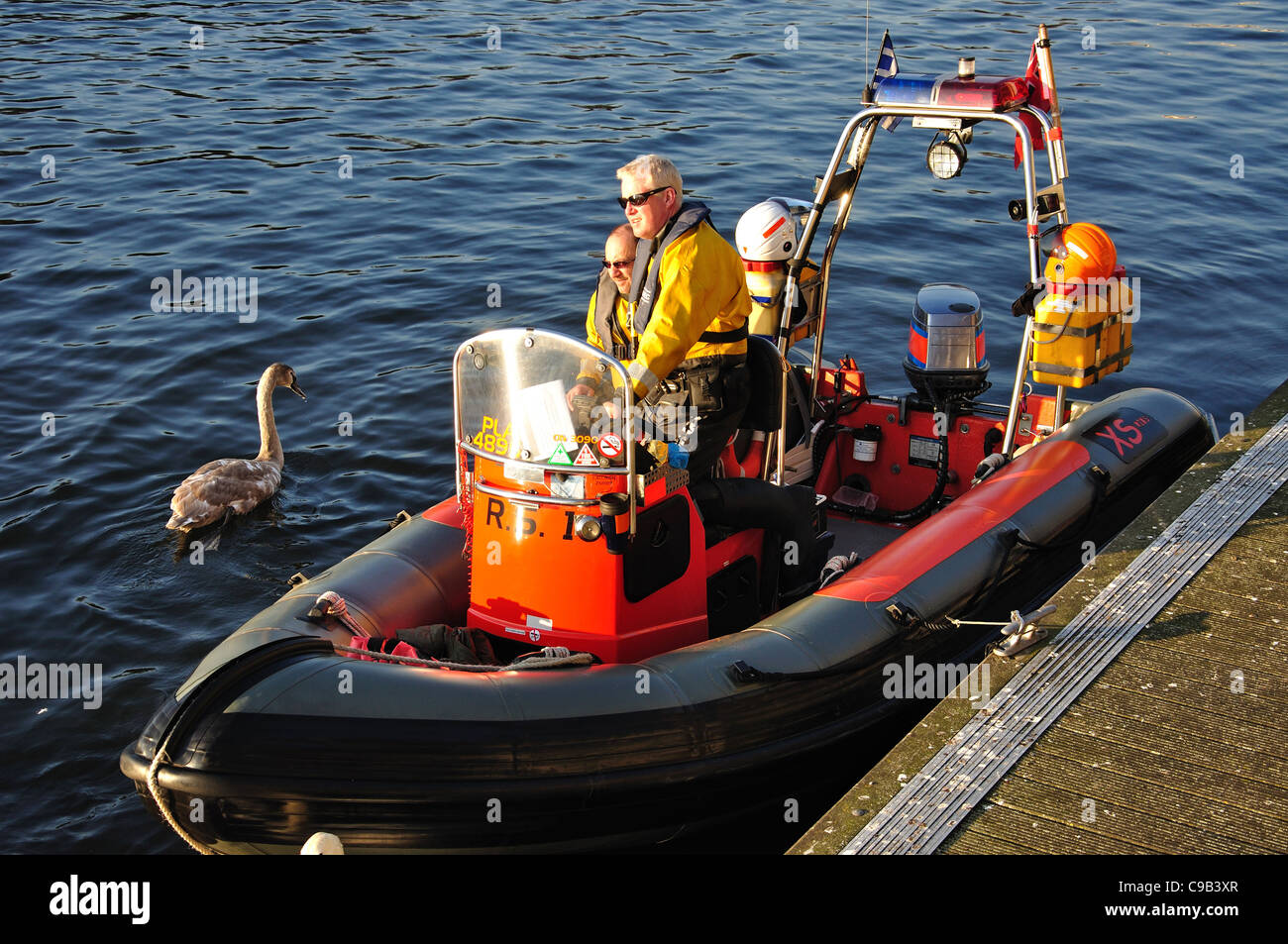 Sicurezza sul fiume in barca, Kingston upon Thames, Royal Borough di Kingston upon Thames, Greater London, England, Regno Unito Foto Stock