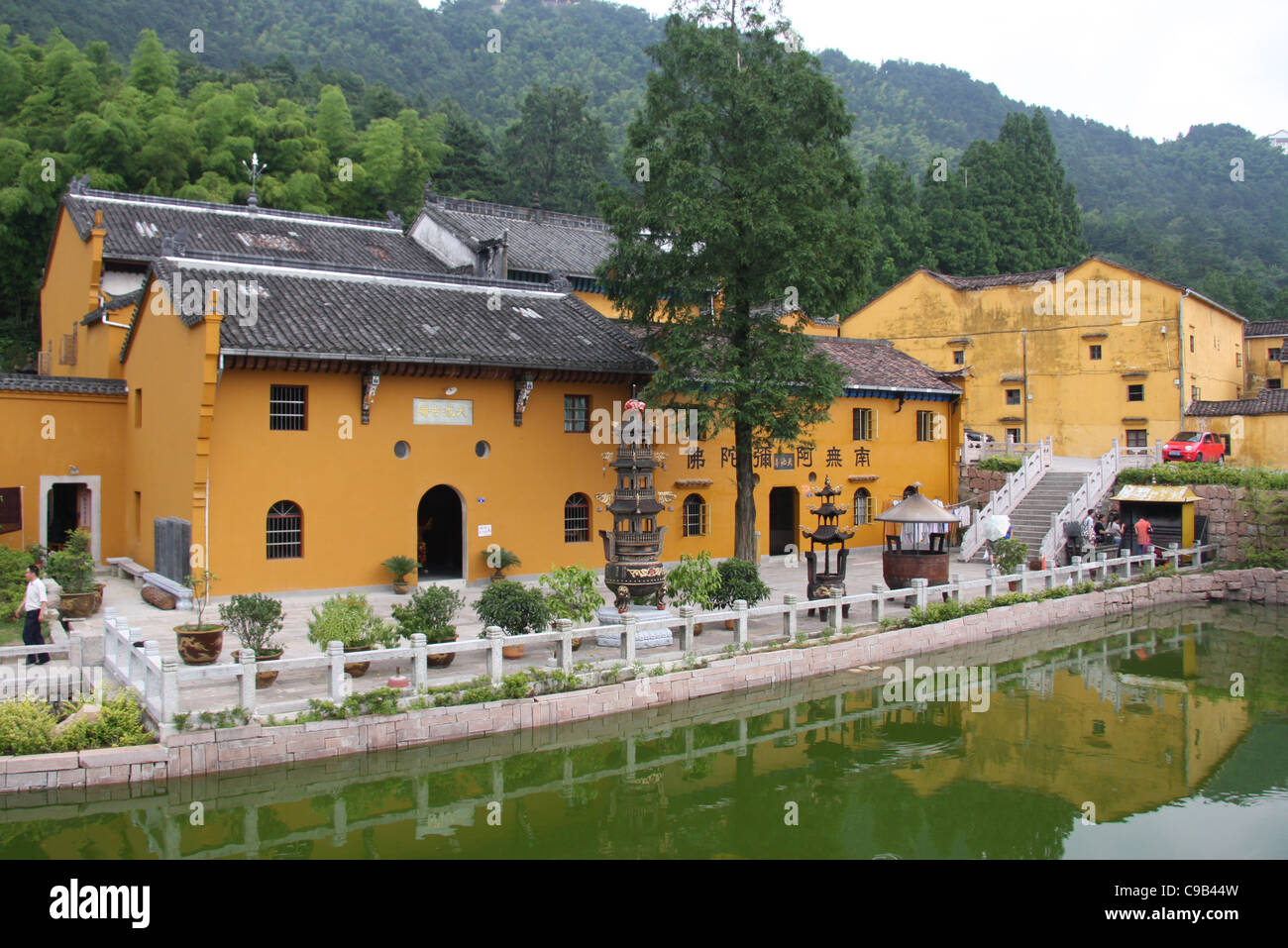 Bruciatori di incenso accanto a una tartaruga e Carp Pond sul Monte Jiuhua (Jiuhuashan), Cina Foto Stock