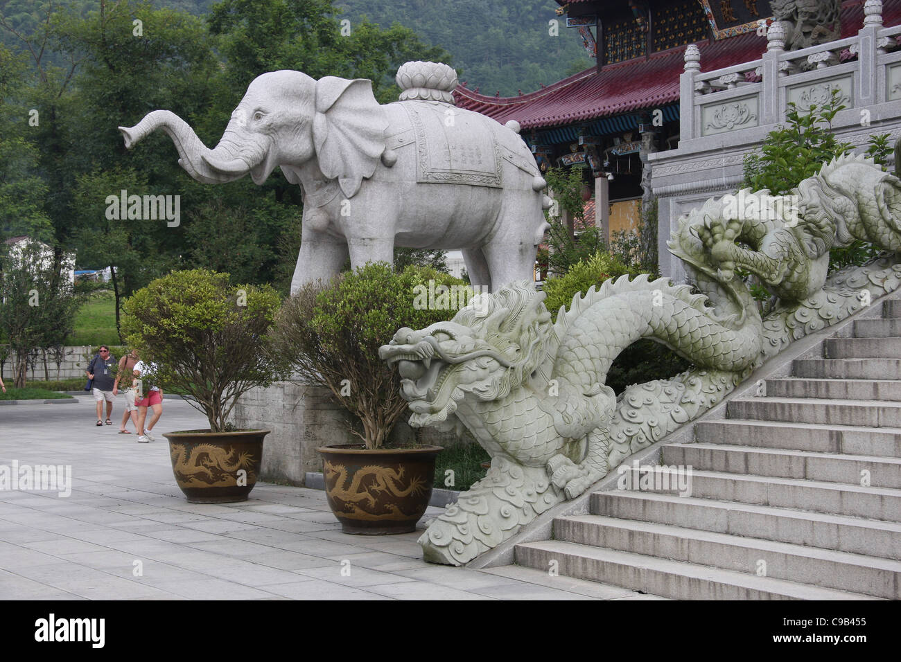 Statua di elefante e draghi al tempio Dabeilou, Monte Jiuhua, Cina Foto Stock