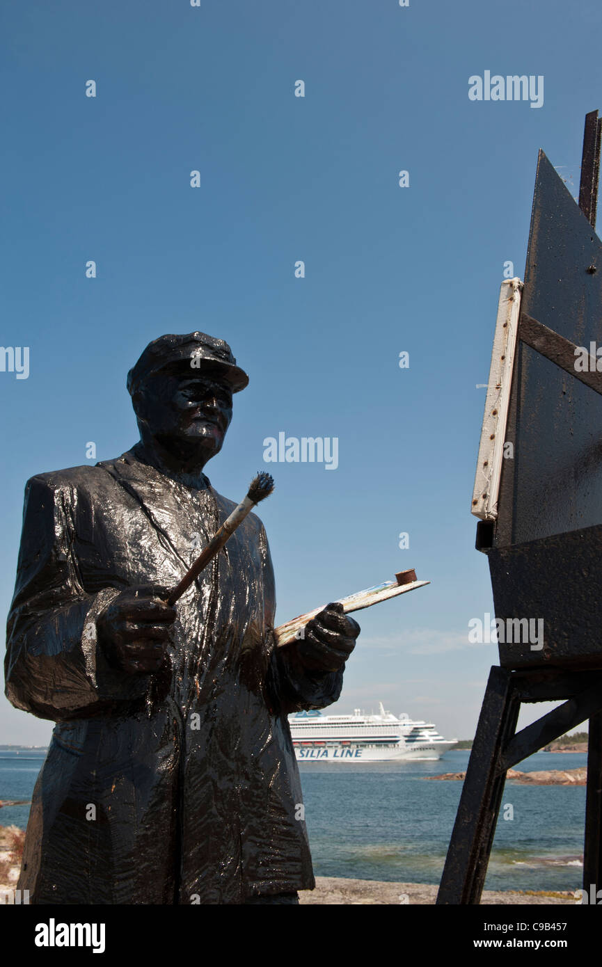 Scultura di artista Juha Pykaelaeinenon la vecchia stazione di pilotaggio a Kobba Klintar. Il mare delle isole Åland sul fairway verso Mariehamn. Aland Foto Stock