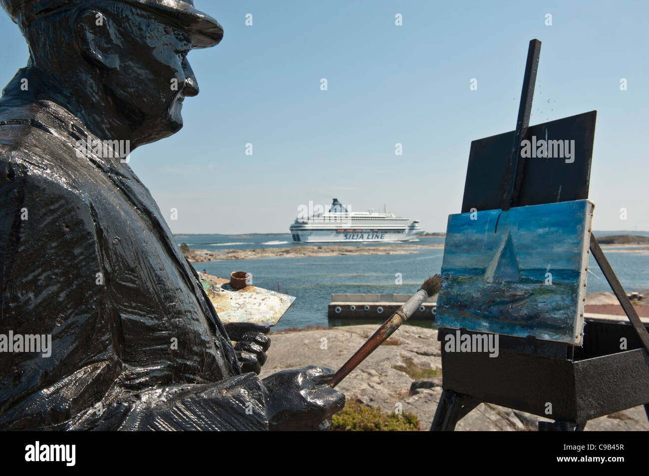 Scultura di artista Juha Pykaelaeinenon la vecchia stazione di pilotaggio a Kobba Klintar. Il mare delle isole Åland sul fairway verso Mariehamn. Aland Foto Stock