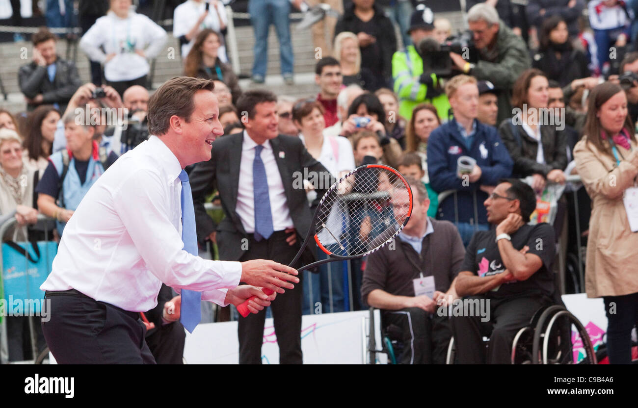 Il PM David Cameron gioca match di tennis contro il sindaco di Londra Boris Johnson in Trafalgar Square sulla Paralimpico Internazionale giorno. Foto Stock