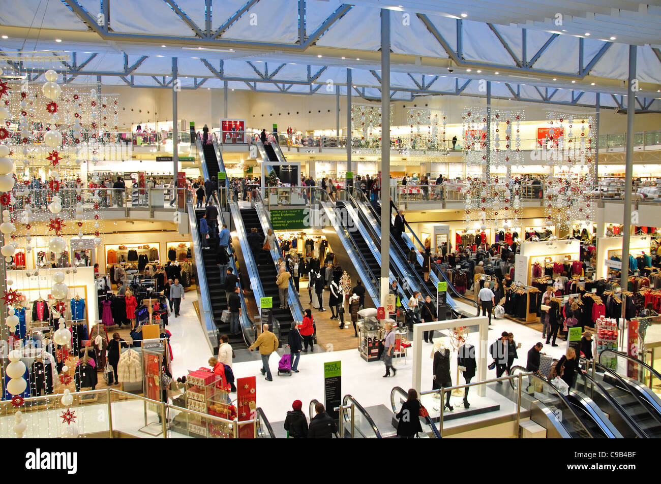 Interno di John Lewis Department Store a Natale, Wood Street, Kingston upon Thames, Greater London, England, Regno Unito Foto Stock