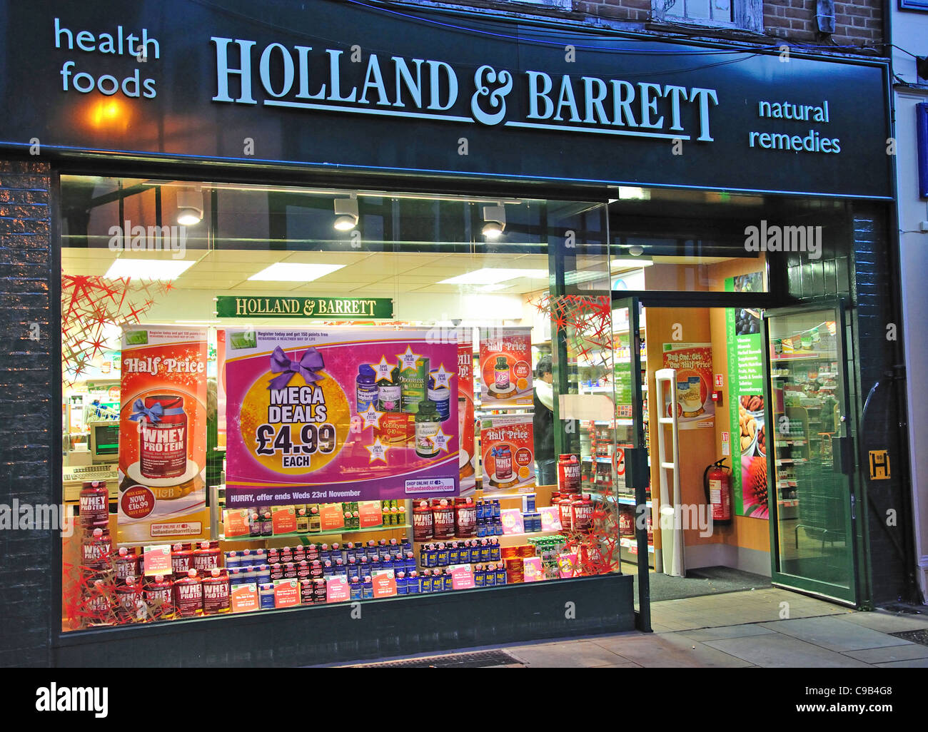 Holland & Barratt Store al crepuscolo, Apple Market, Kingston Upon Thames, Royal Borough of Kingston Upon Thames, Greater London, England, Regno Unito Foto Stock