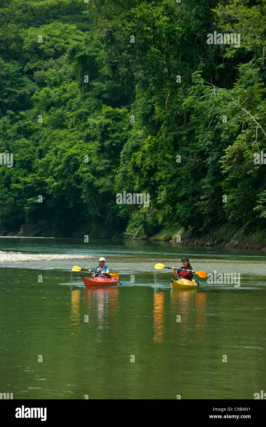 Kayak sul fiume Chagres, Panama, America Centrale Foto Stock