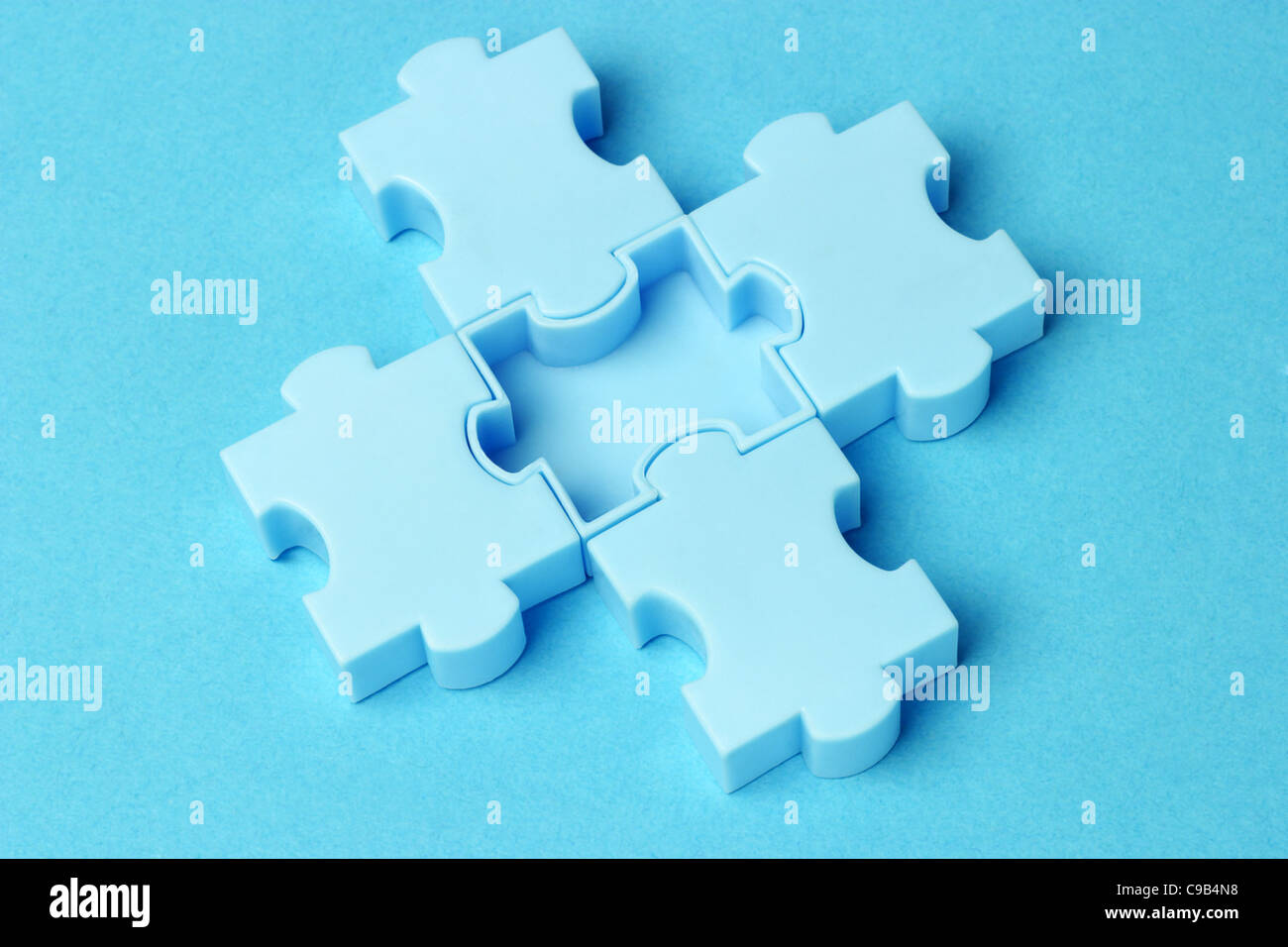 Close up di Jigsaw Puzzle blocchi disposti su sfondo blu Foto Stock