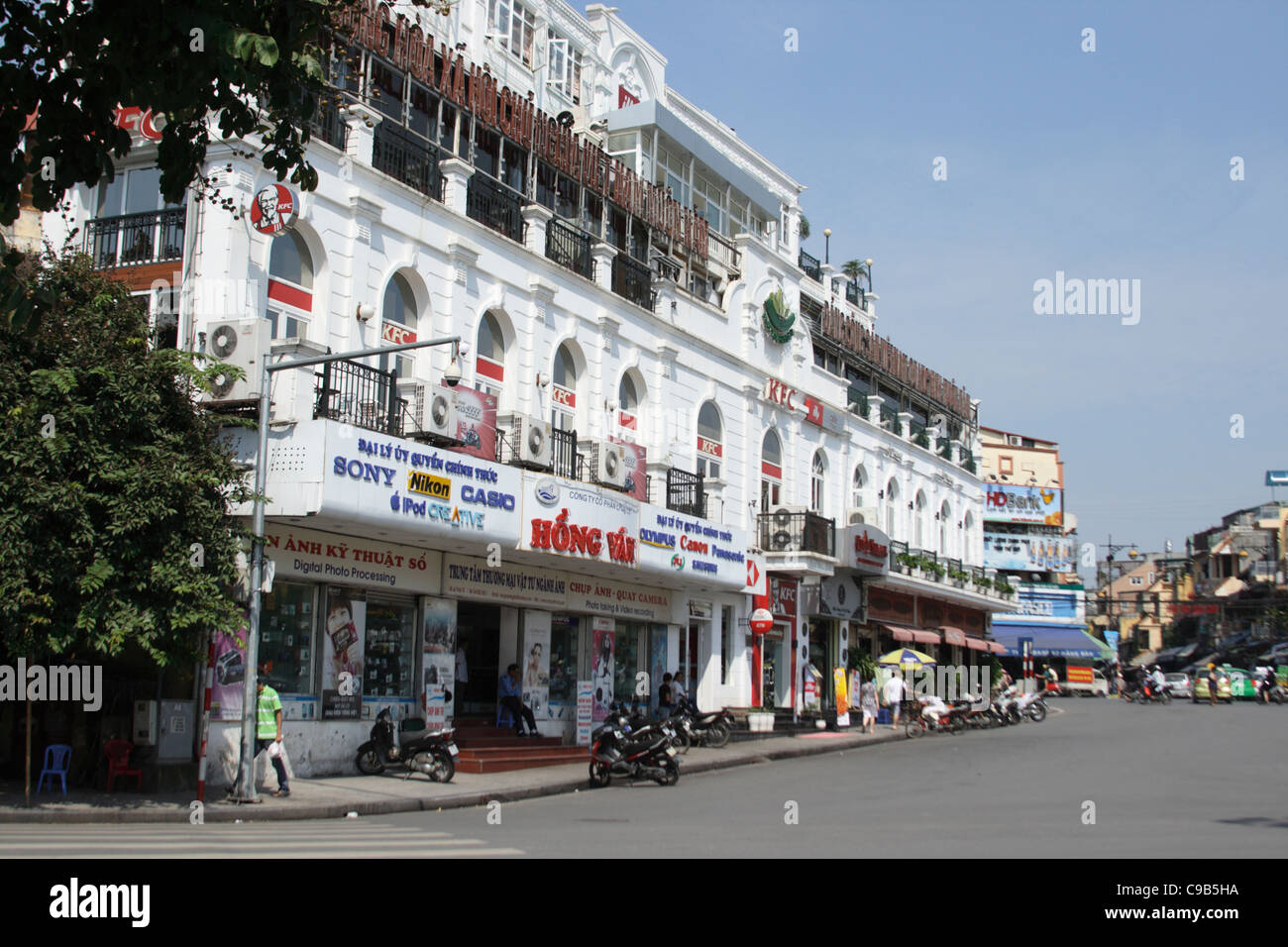 Edificio bianco con architettura coloniale a nord di Le tailandese alla street, Hanoi, Vietnam Foto Stock