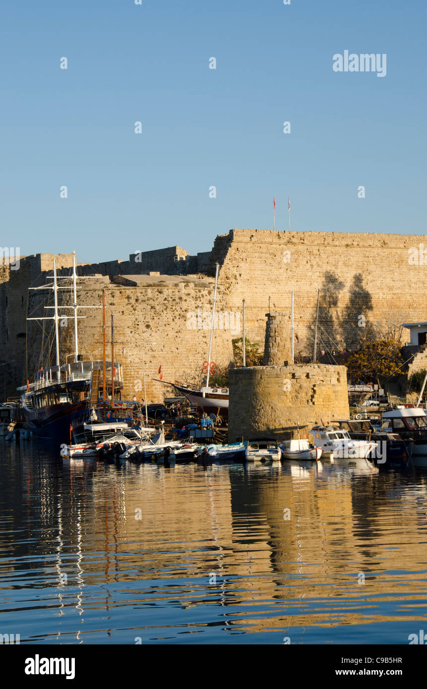 Kyrenia porto, Cipro Nord, al tramonto Foto Stock