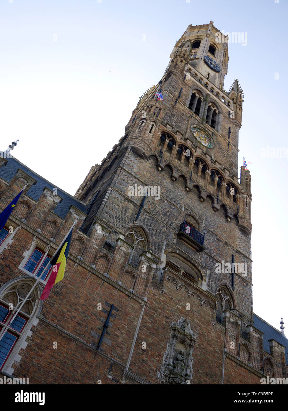 Belfort o campanile che domina Bruges' piazza principale, Markt. Bruges, Belgio. Foto Stock