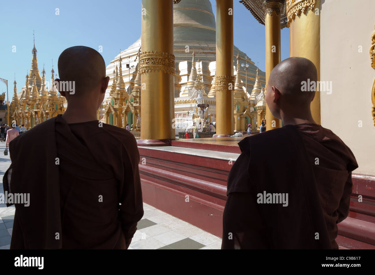 Il più grande tempio Buddista Shwedagon pagoda con seduta e pregando i monaci, Rangoon, la Birmania. Foto Stock