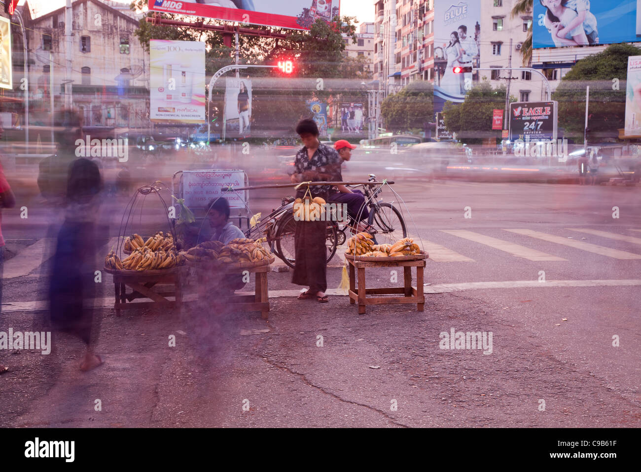Street mercato della frutta con la visione e la tratta di persone. Rangoon, la Birmania. Foto Stock