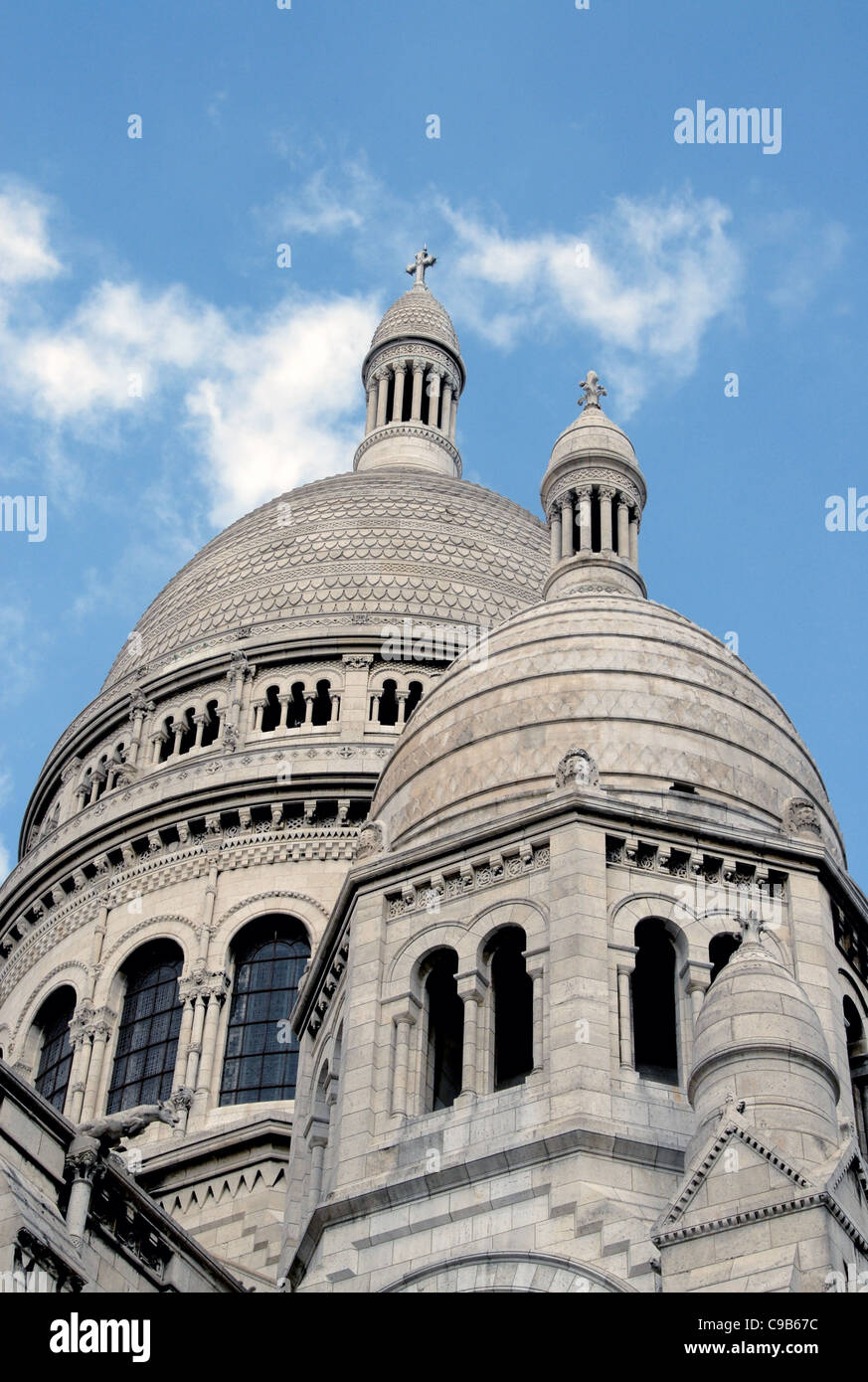 Costruito in travertino bianco, Basilica del Sacro Cuore si trova sulla cima della collina di Montmartre nella capitale Francese Parigi Foto Stock