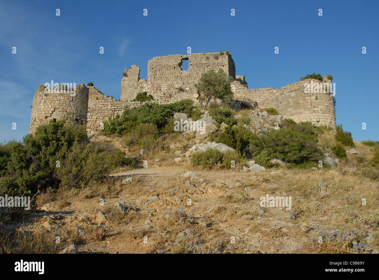 La rovina di Château d'Aguilar, un castello medievale costruito da Catari vicino a Tuchan nel Pays Cathare, Aude, Francia Foto Stock