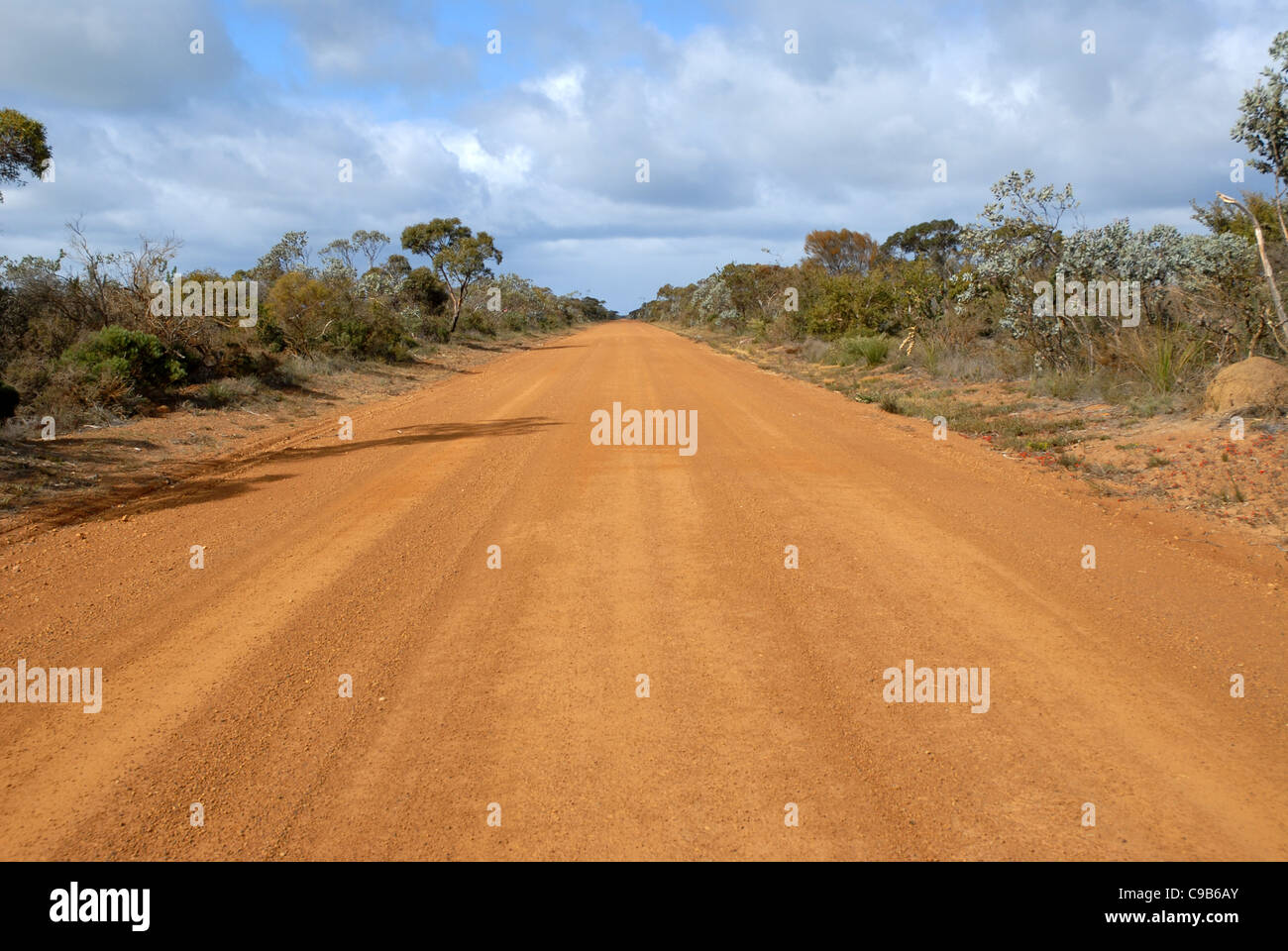 Rosso su strada sterrata, off South Coast Highway, Australia occidentale, Australia Foto Stock