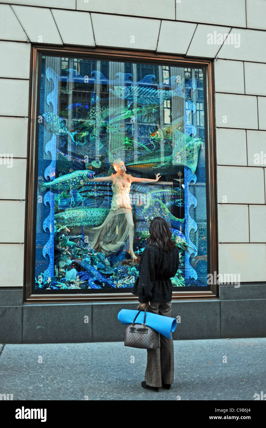 Finestra di Natale a Bergdorf Goodman department store in Quinta Avenue Midtown Manhattan New York New York STATI UNITI D'AMERICA America Foto Stock