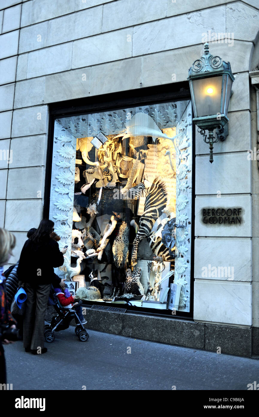 Finestra di Natale a Bergdorf Goodman department store in Quinta Avenue Midtown Manhattan New York New York STATI UNITI D'AMERICA America Foto Stock