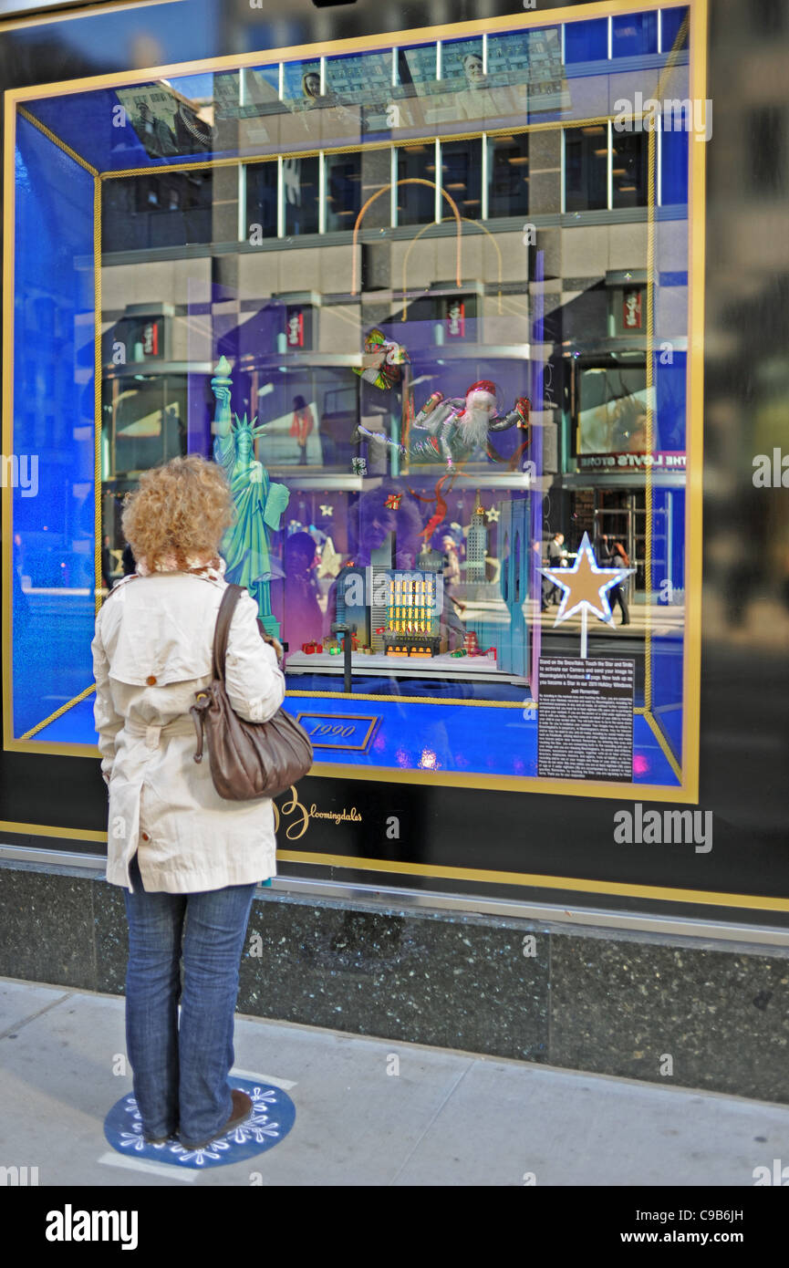 Finestra di Natale a magazzino Bloomingdale's Midtown Manhattan New York New York STATI UNITI D'AMERICA America Foto Stock