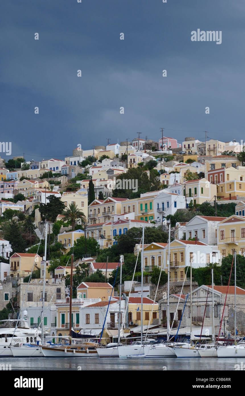 Avvicinando nuvole temporalesche raccogliendo oltre Symi Island, Grecia Foto Stock