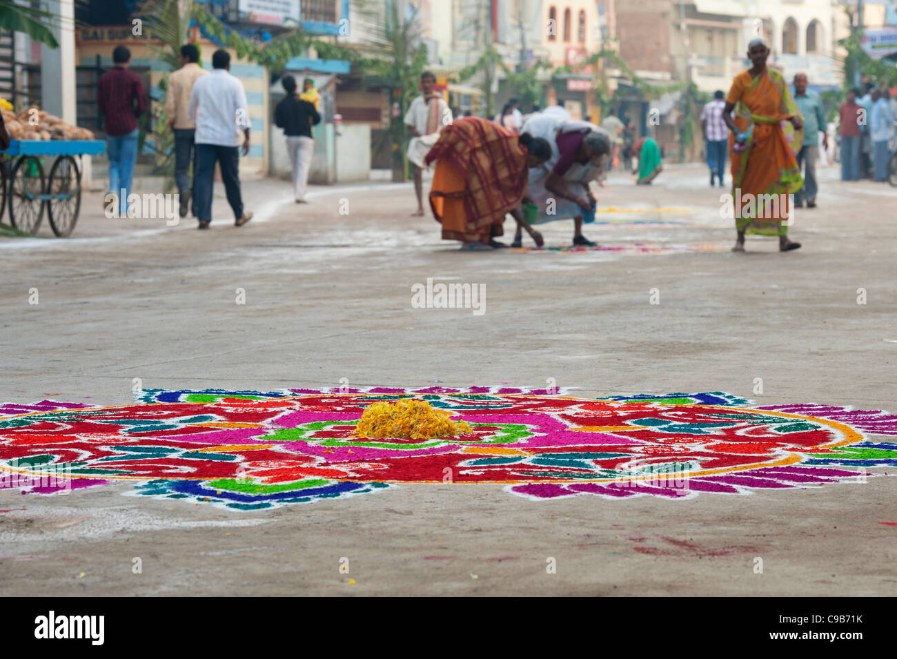 Rangoli disegni in un Indiano street durante il festival indù di Dasara. Puttaparthi, Andhra Pradesh, India Foto Stock