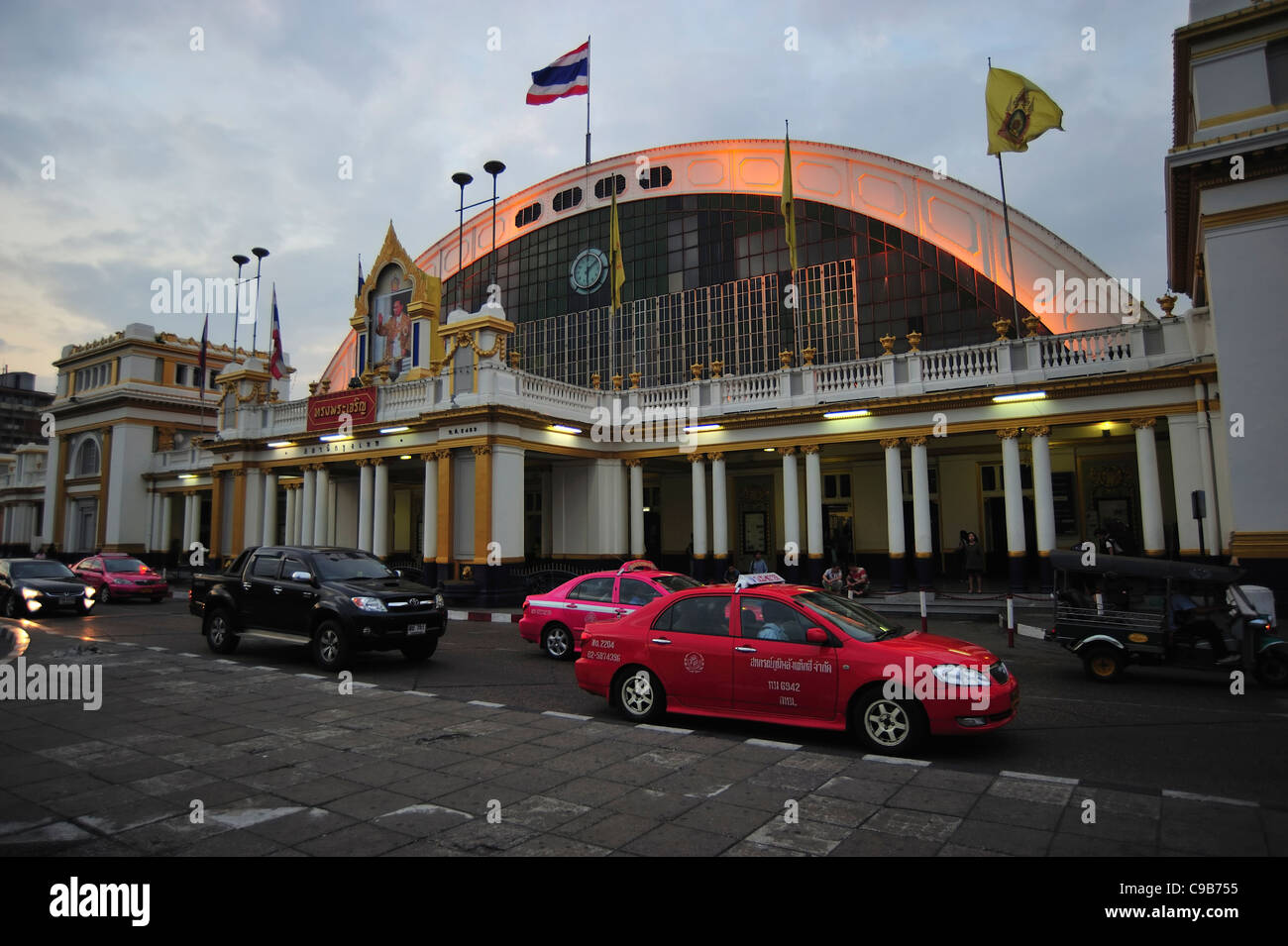 Hua Lamphong Stazione ferroviaria al crepuscolo, Bangkok, Thailandia Foto Stock