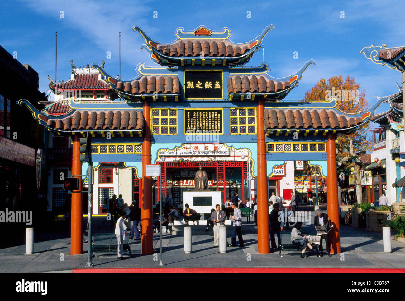 Un colorato gateway cinese segna l'entrata alla centrale Plaza di Chinatown e Dr. Sun Yat-sen monumento nel centro di Los Angeles, California, USA. Foto Stock