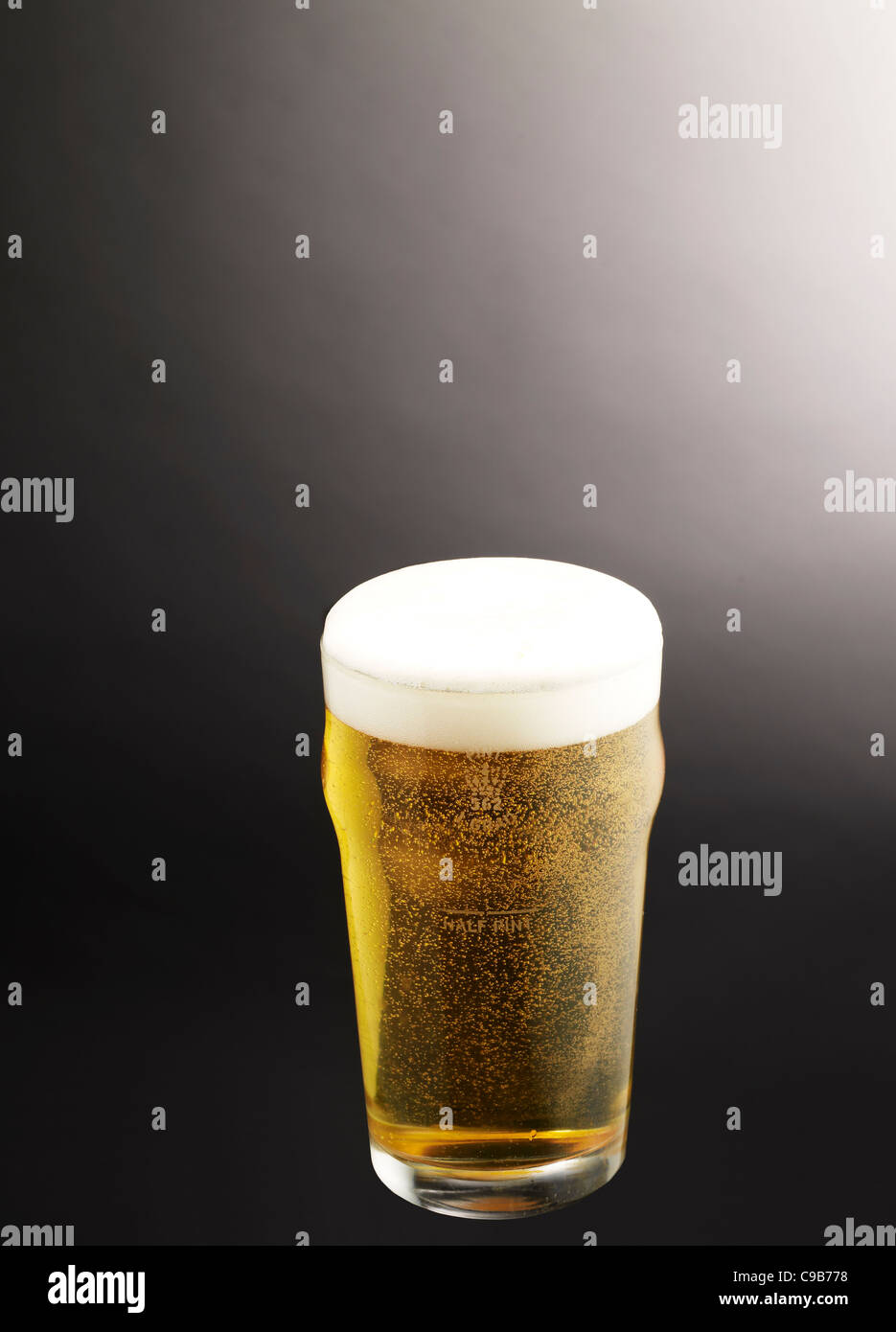 Una pinta di birra lager Foto Stock