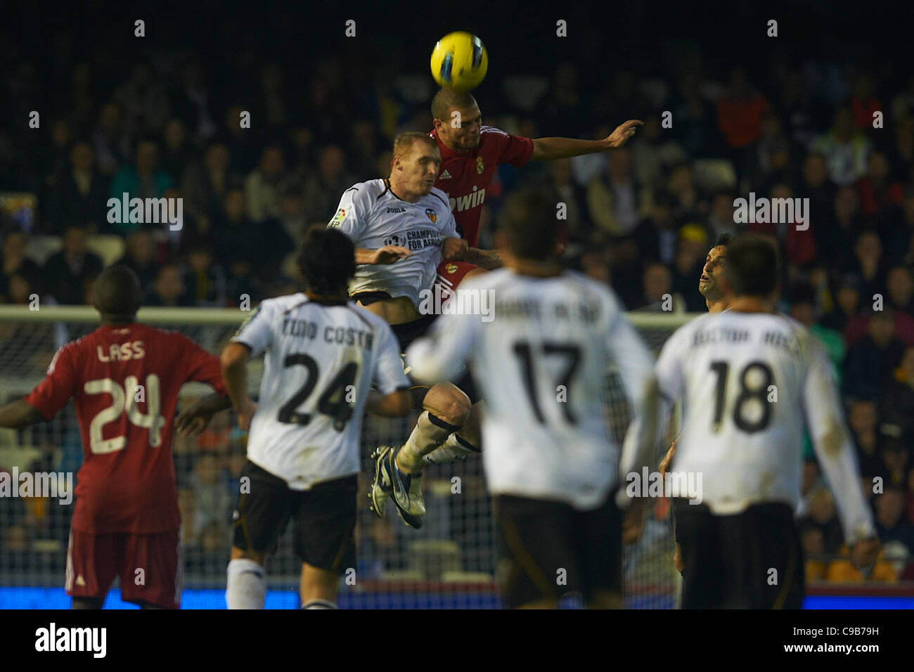 19.11.2011 Valencia, Spagna. Pepe del Real Madrid che combatte per la sfera con Valencia CF lettore durante la Liga corrispondono a Mestalla stadio a Valencia in Spagna. Foto Stock