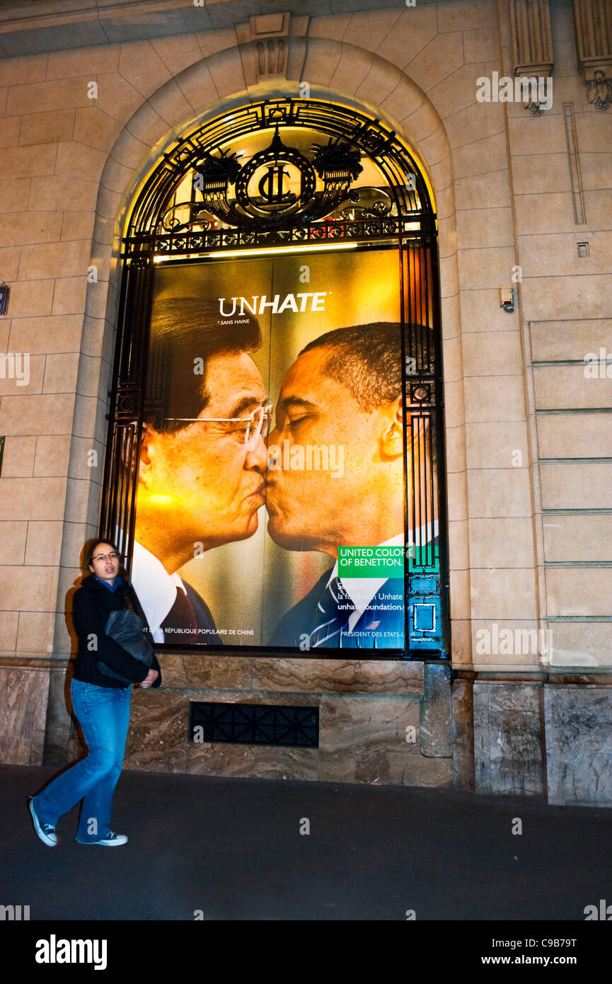 Parigi, Francia, Benetton negozio di abbigliamento annuncio, sulla finestra  del negozio, controversa campagna pubblicitaria del dotato di chiave di  figure del mondo kissing ogni altro Foto stock - Alamy
