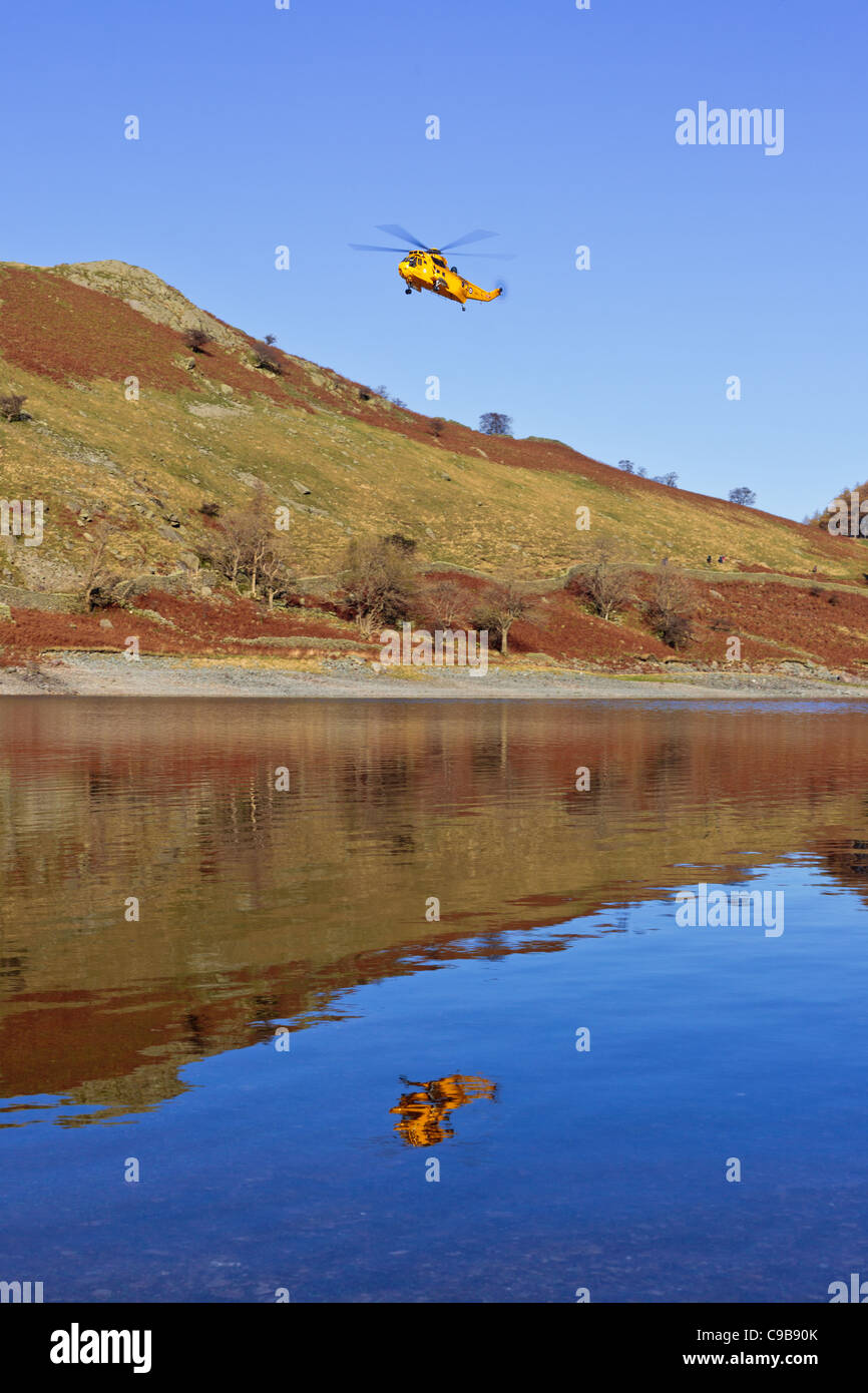 RAF Sea King (XZ587) aria/mare Salvataggio in elicottero su un esercizio con Penrith Mountain Rescue nel Lake District inglese Foto Stock