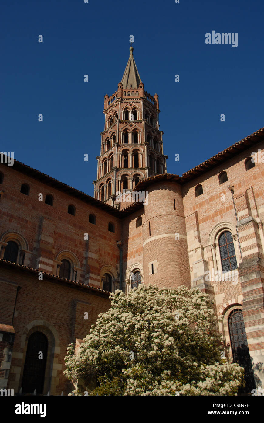 La guglia della Basilica Saint-Sernin, un punto di riferimento e il patrimonio mondiale UNESCO di Tolosa, Midi-Pirenei, Francia Foto Stock