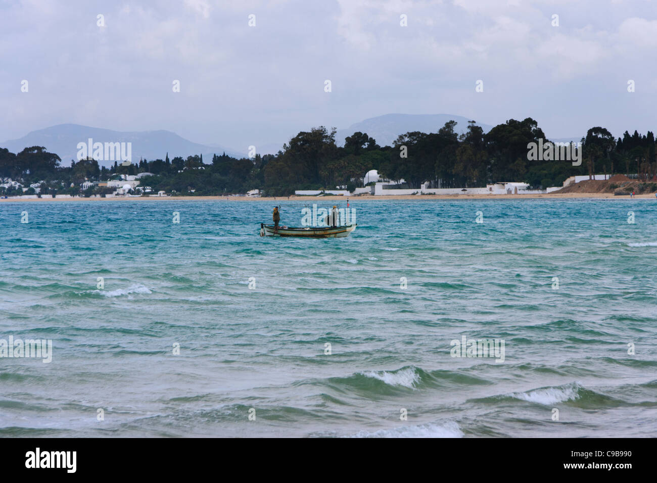 Pescatore su una barca in Hammamet Tunisia Foto Stock