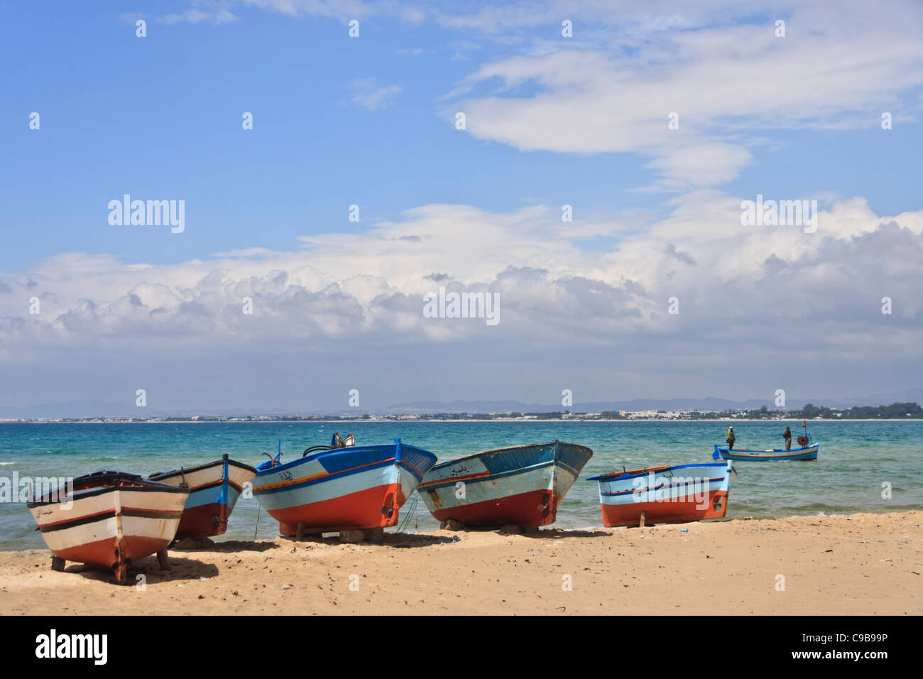 Vecchie barche di pescatori sulla spiaggia di Hammamet in Tunisia Foto Stock
