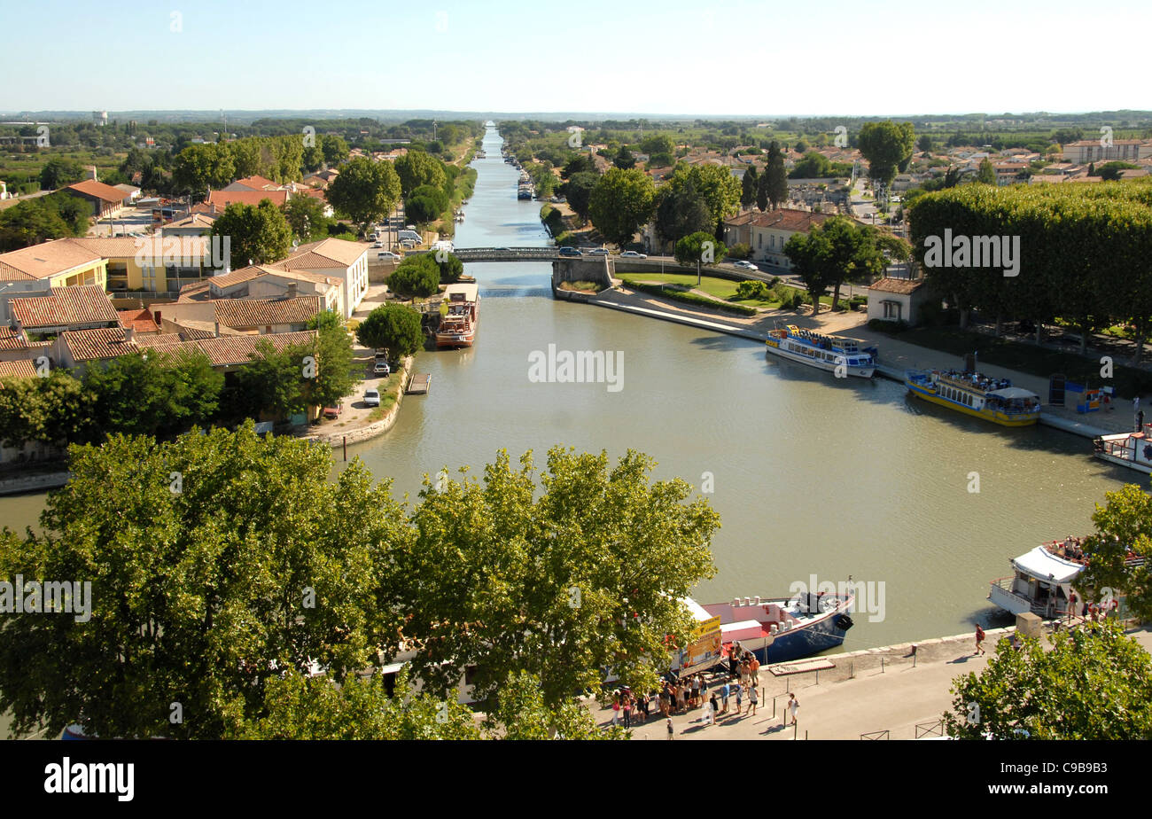 Canal du Rhône à Sète visto dalla città vecchia mura d'Aigues-Mortes in Camargues, Langedoc-Roussillon, Francia Foto Stock