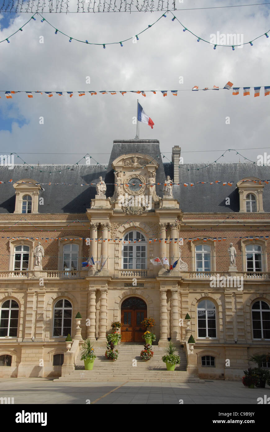 Hôtel de Ville, Municipio di Amiens sulle somme in Piccardia, Francia, decorata con bandiere in francese colori Tricolore Foto Stock