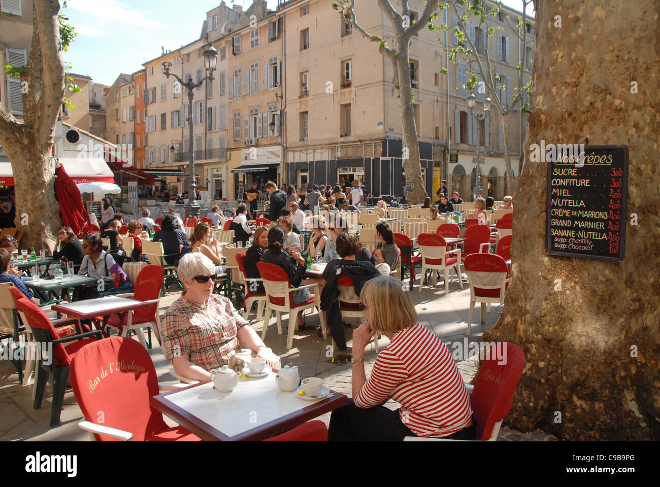Caffè all'aperto e pasti al fresco sotto il piano di alberi a Place Richèlme in Aix en Provence, Francia Foto Stock